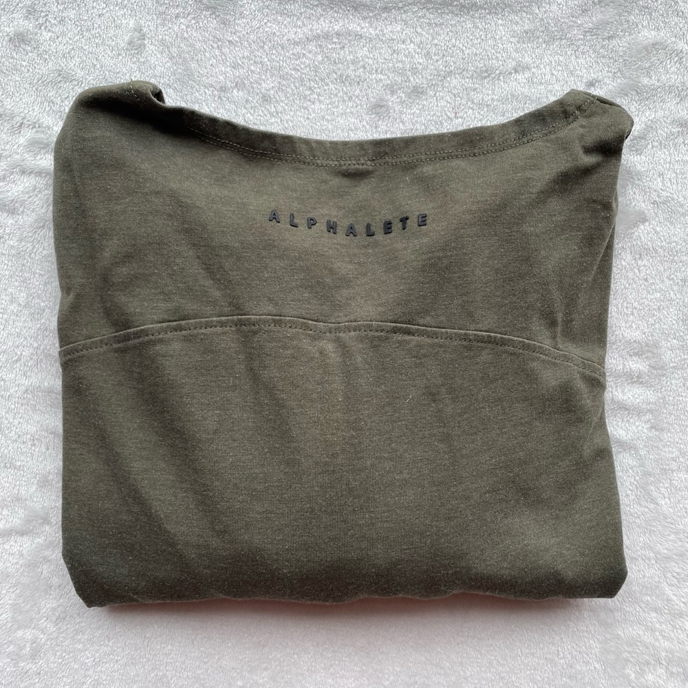 Alphalete Mens Essential Lifestyle Scoop Workout TShirt